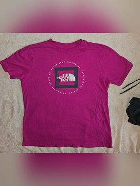 The North Face Women's Never Stop Exploring Magenta Pink Athletic Graphic Tee M